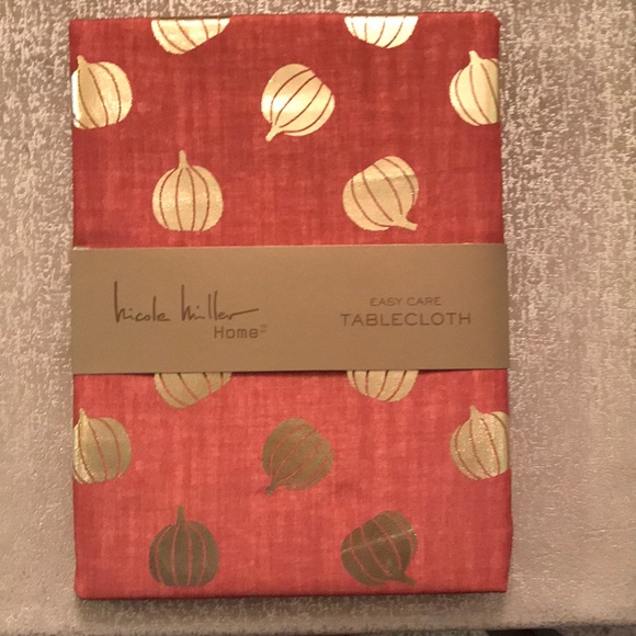 Nicole Miller Other - NWT Nicole Miller oblong rusty orange tablecloth